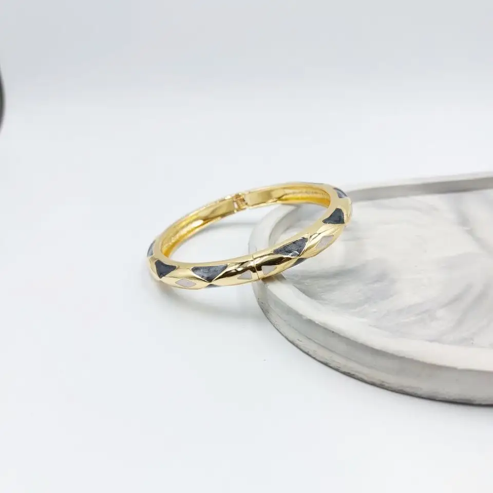 دستبند النگویی زنانه و دخترانه میناکاری طرح مثلثی کیفیت عالی رنگ کاملا ثابت کد amp (پس کرایه)