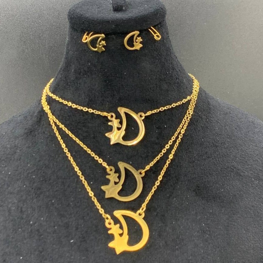 نیم ست گردنبند سه لاین و گوشواره زنانه مینیمال طرح مثلث رنگ کاملا ثابت کد zel (پس کرایه)