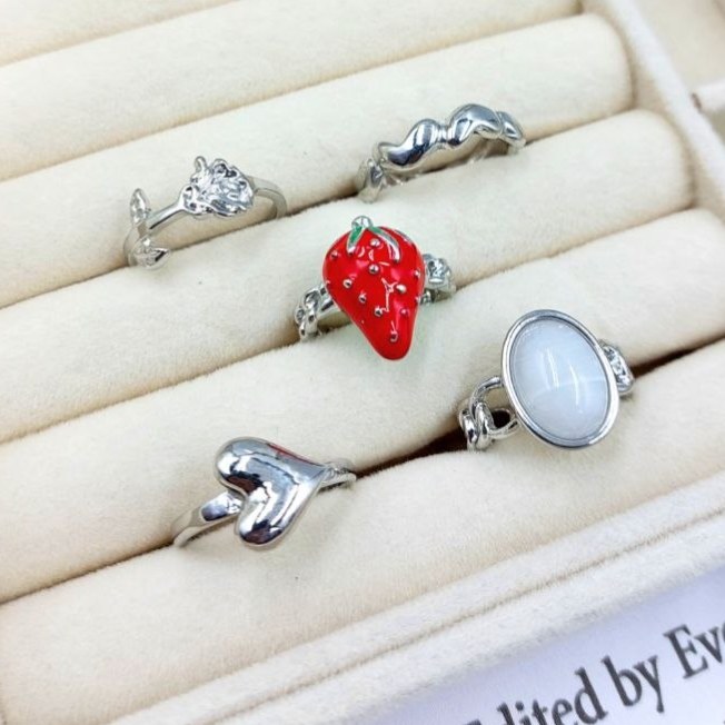 انگشتر های پک 5 عددی در طرح های متنوع فری سایز freesize رنگ ثابت با کیفیت کد zmp (پس کرایه)