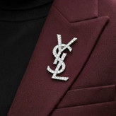 گل سینه زنانه طرح لویی ویتون Louis Vuitton سیلور نگین کاری شده رنگ کاملا ثابت کد zgy (پس کرایه)