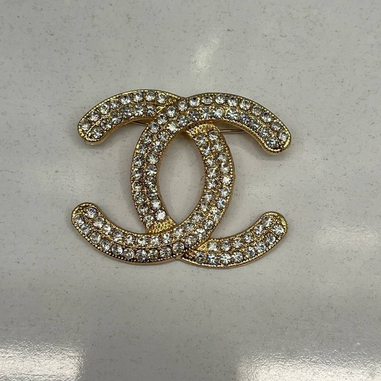 گل سینه نگین جواهری مدل شنل Chanel تنوع طرح رنگ کاملا ثابت کد bn (پس کرایه)