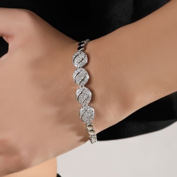 دستبند جواهری نگین کاری مدل فلش رنگ ثابت در تنوع طرح کد mp (پس کرایه)