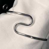 دستبند بنگل آبکاری نقره زنانه طرح منحنی مینیمال تنوع طرح رنگ ثابت کد tk (پس کرایه)