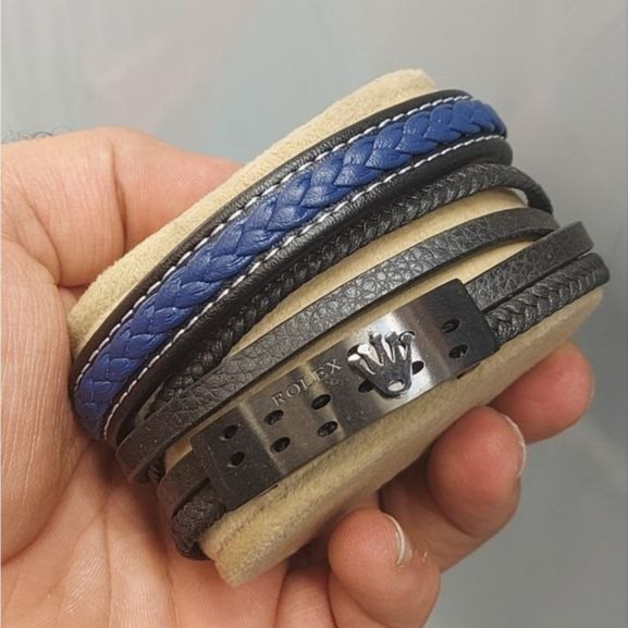 دستبند چرمی قفل و پلاک استیل مردانه طرح رولکس Rolex کیفیت چرم عالی تنوع طرح رنگ ثابت کد bn (پس کرایه)