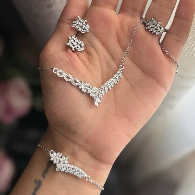 ست کامل گردنبند و دستبند و انگشتر و گوشواره زنانه طرح نگین برگ آویز رنگ ثابت کد sm (پس کرایه)