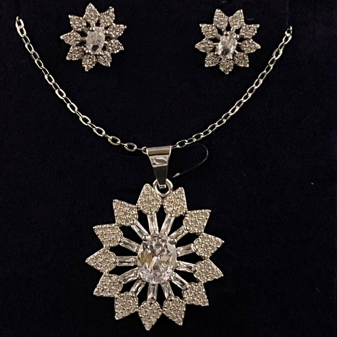 نیم ست گردنبند و گوشواره و انگشتر طرح جواهری نگین دار زنانه طرح دایره وسط گل تنوع طرح رنگ ثابت کد ki (پس کرایه)