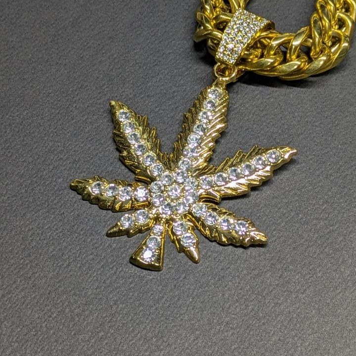 گردنبند و آویز پلاک مردانه طرح برگ پنج پر ماری جوانا فول نگین تنوع طرح رنگ ثابت کد sh