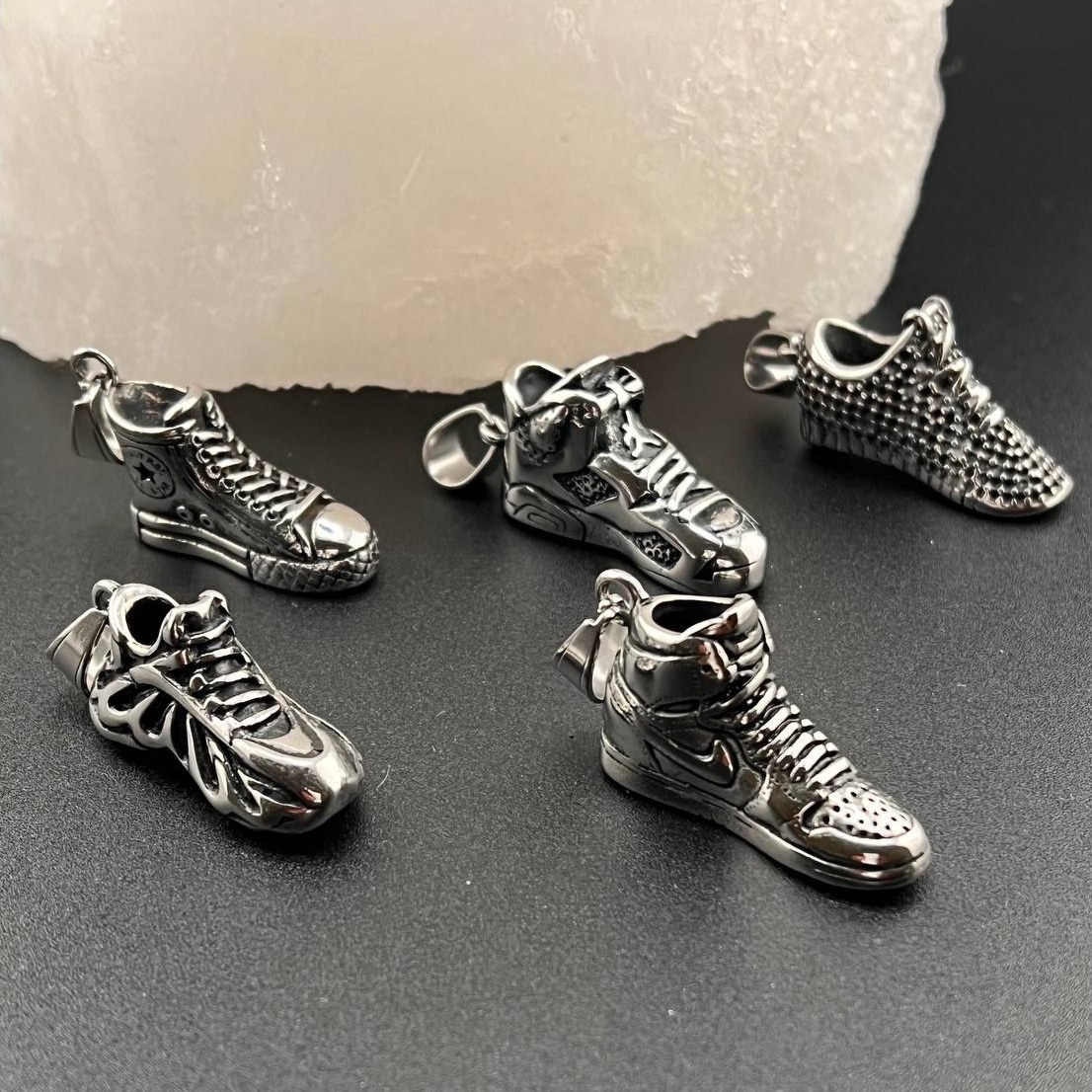 زنجیر و آویز پلاک استیل مردانه طرح کفش و کتونی نگین و توپ رنگ ثابت تنوع طرح کد ki