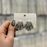گوشواره فشن زنانه و دخترانه مینیمال دفرمه صدفی رنگ ثابت کدgy