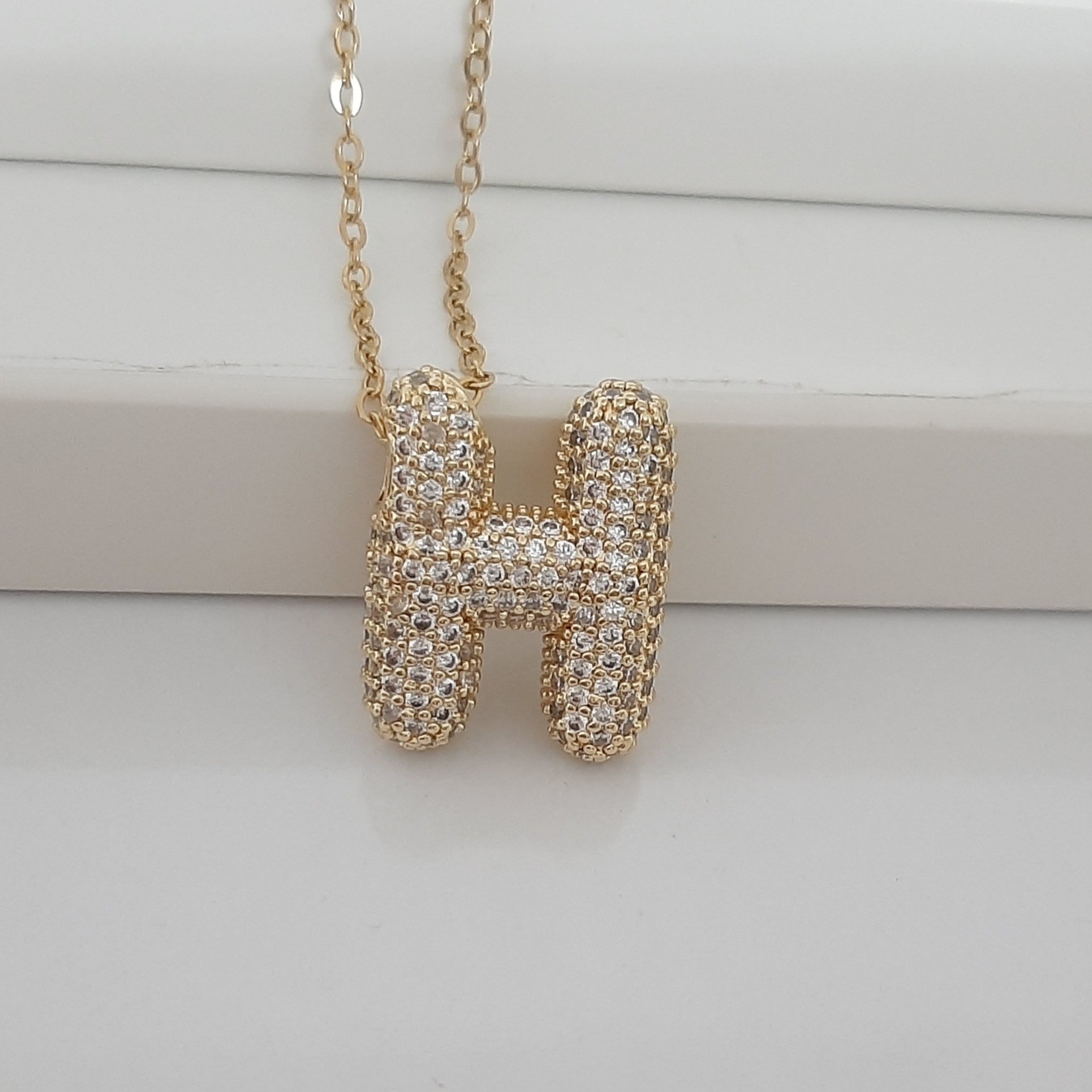پلاک حروف پفکی ترند جنس وارداتی رنک ثابت با زنجیر و آبکاری طلا ورق بزنید لطفا
