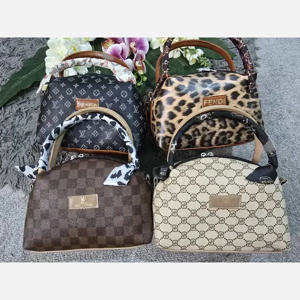 کیف دوشی زنانه چرمی مدل مژگان با بند بلند ابعاد 17 در 22 سانتیمتر