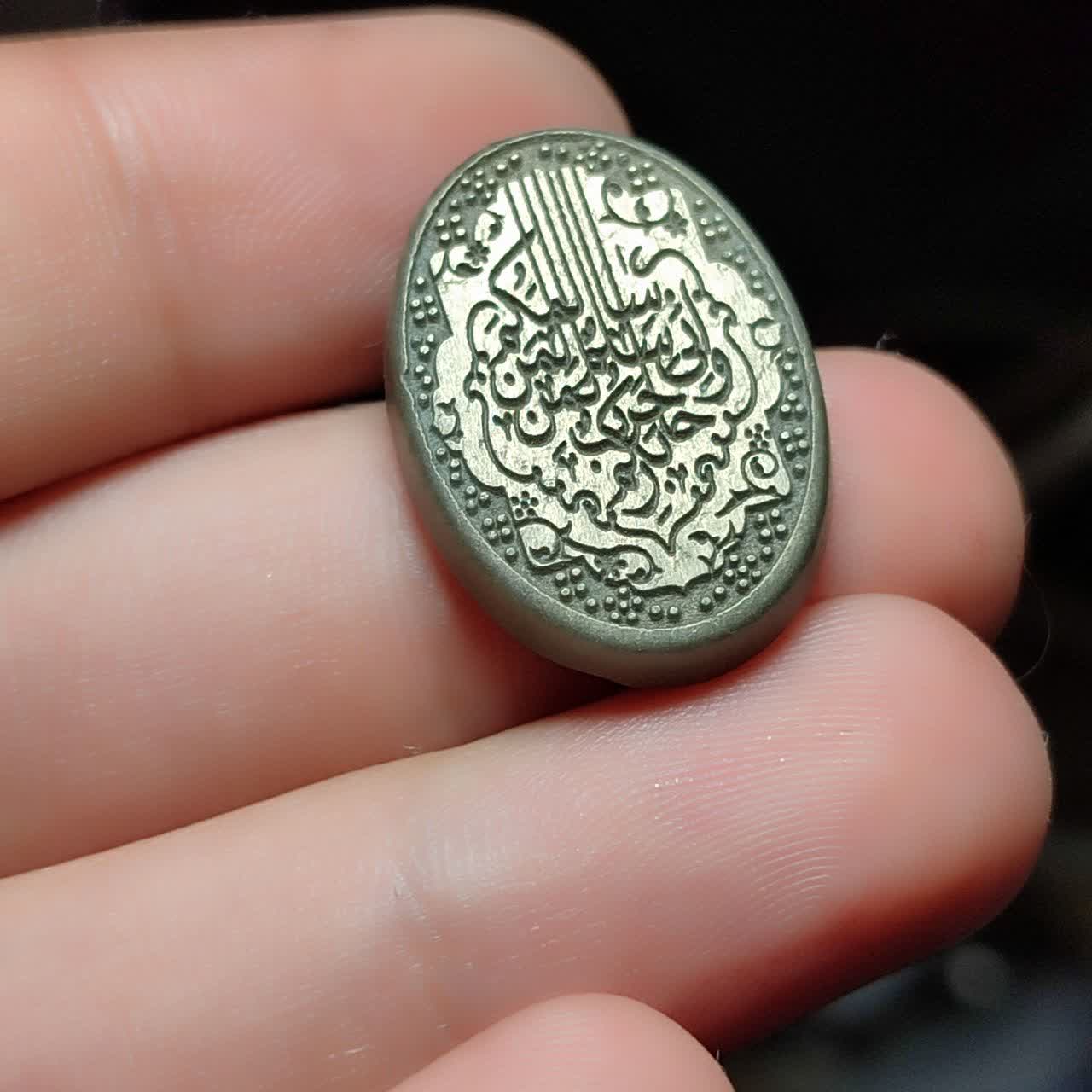 خرید نگین عقیق یشم با حکاکی فوق العاده ی «إِنِّی سِلْمٌ لِمَنْ سَالَمَکُمْ وَحَرْبٌ لِمَنْ حَارَبَکُمْ» کد 6114