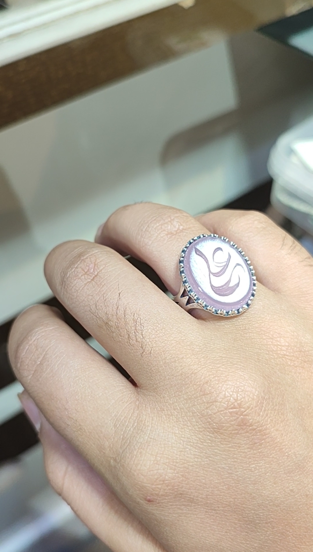 انگشتر مردانه  عقیق سوسنی با رکاب الیاژی با حکاکی علی کد 8139