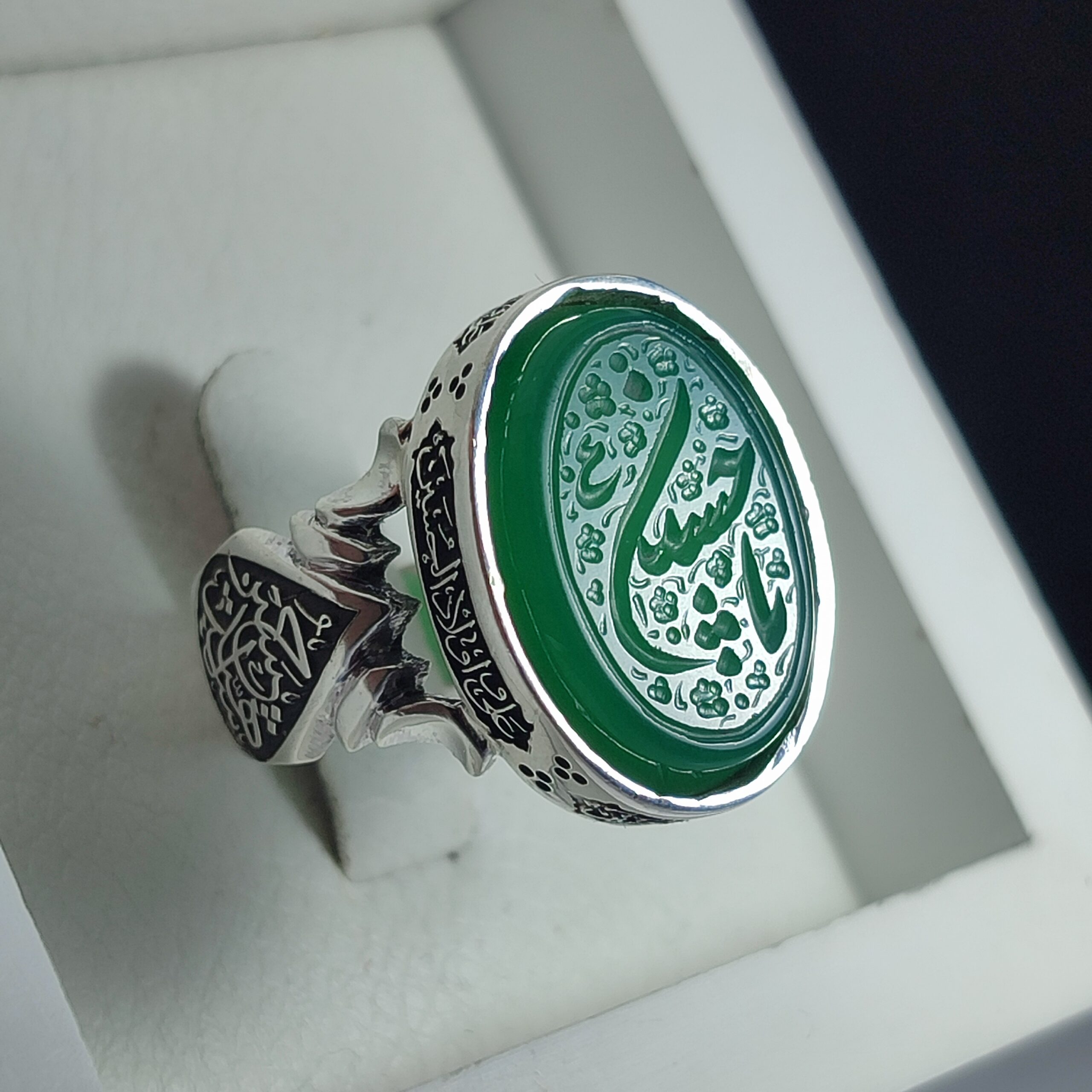 انگشتر نقره باسنگ عقیق سبز حکاکی یاحسین قلمزنی دور رکاب چهار سلام زیارت عاشورا بغل رکاب یا ابلفضل و حسین اشهاده کد 2309