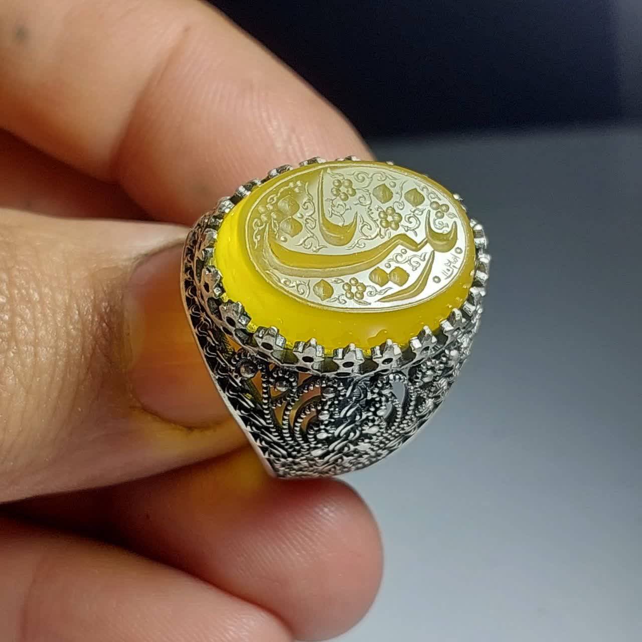 خرید انگشتر عقیق زرد مردانه خطی با ذکر مبارک یا زینب (س)  کد 1858