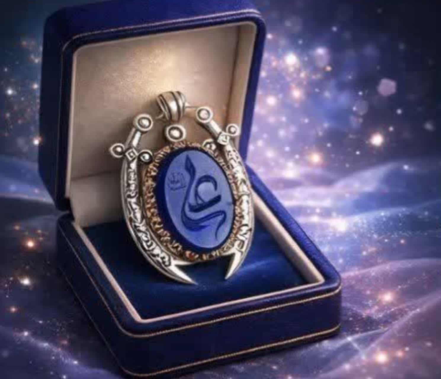 خرید گردنبند ذوالفقار نقره با آبی و حکاکی نام «علی (ع)»؛ نشان عزت و رزق  کد 1848