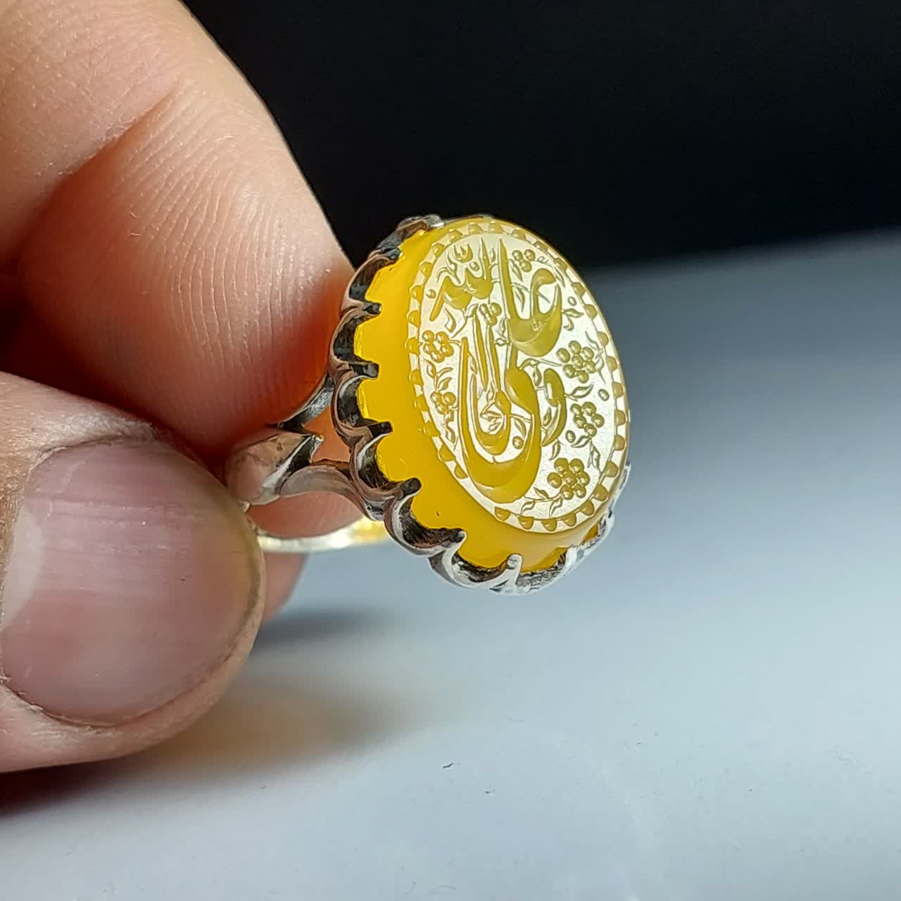خرید انگشتر عقیق زرد خطی اصل؛ نگین ولایت با نقش «یا علی ولی الله»  کد 4255