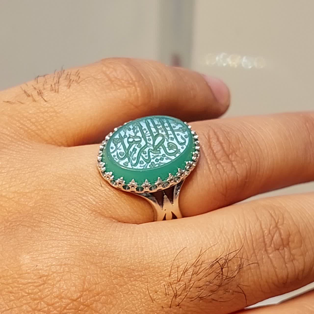 خرید انگشتر عقیق سبز خطی اصل؛ حکاکی «یا فاطمه» و رکاب طرح نیزه  کد 1842