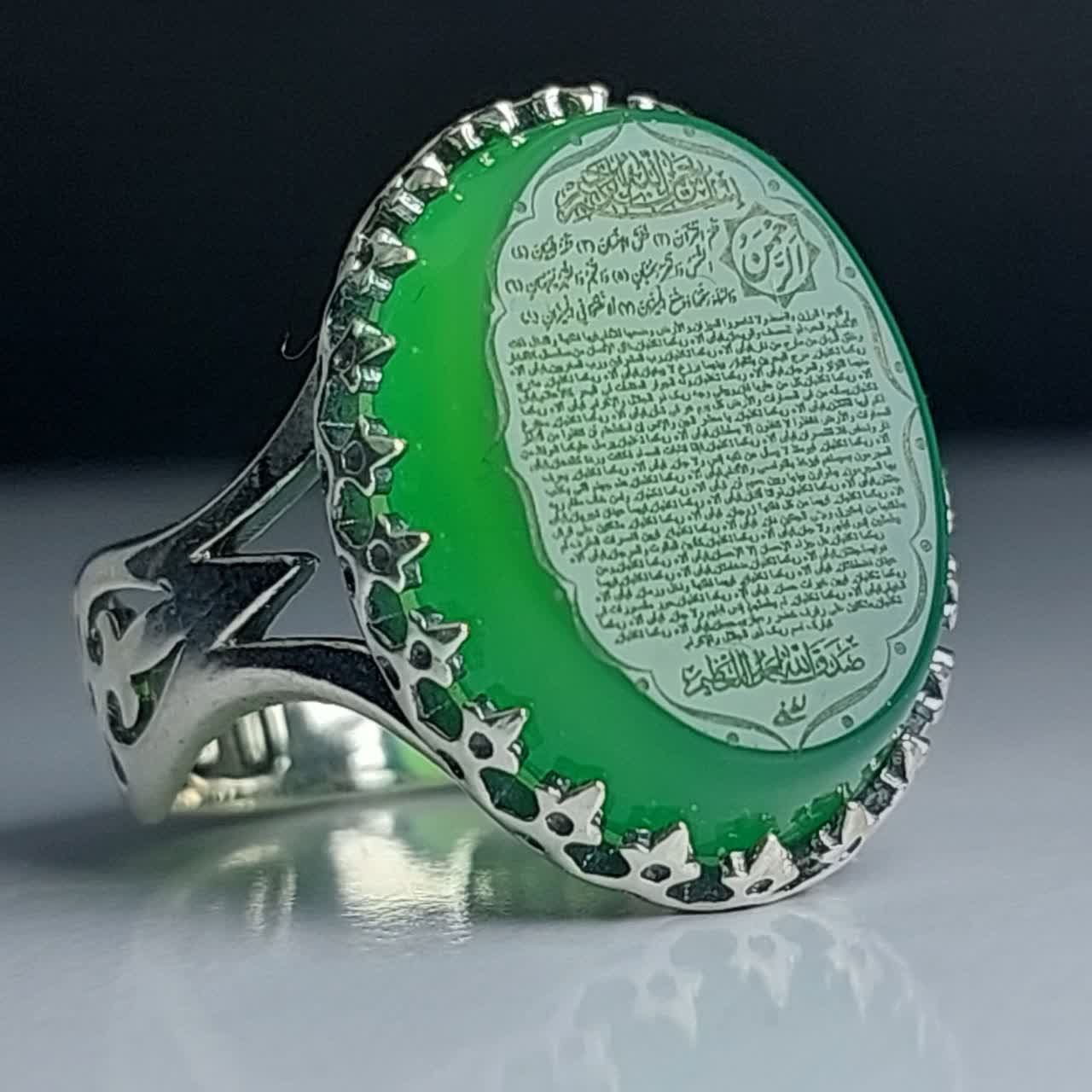 انگشتر عقیق سبز مردانه "منشور رحمت" – متبرک به سوره "الرحمن" با رکاب نیزه  کد 1817