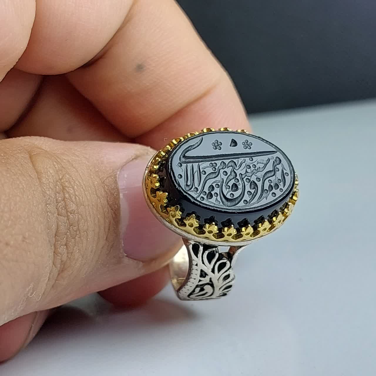 انگشتر عقیق مشکی مردانه "بیعت عاشورا" – با حکاکی "امیری حسین و نعم الامیر"  کد 1805