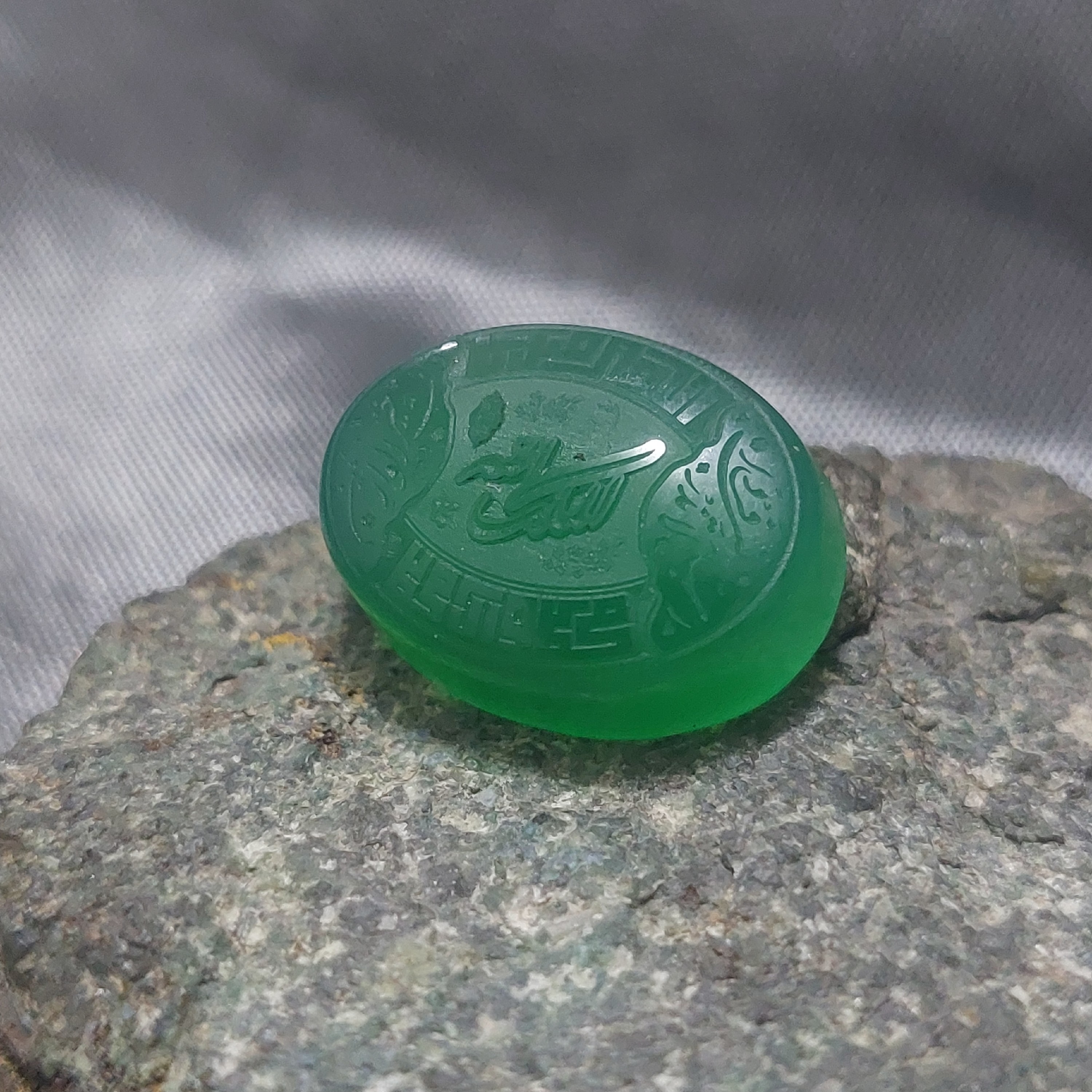 نگین عقیق سبز اصل با حکاکی الملک الله و رب لاتذرنی