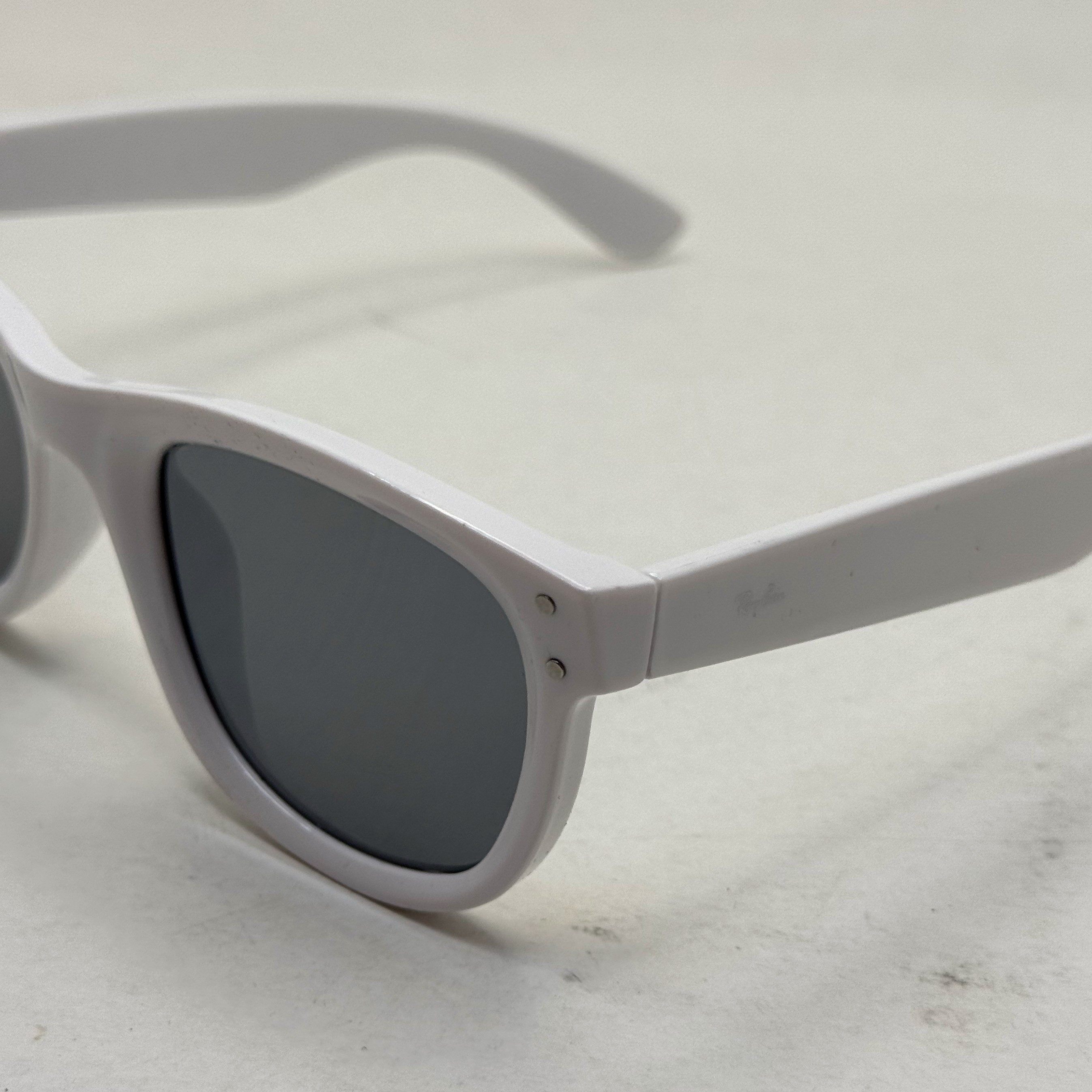 عینک آفتابی ریبن ویفرر ریورس سفید به همراه پک کامل rayban (ارسال رایگان)
