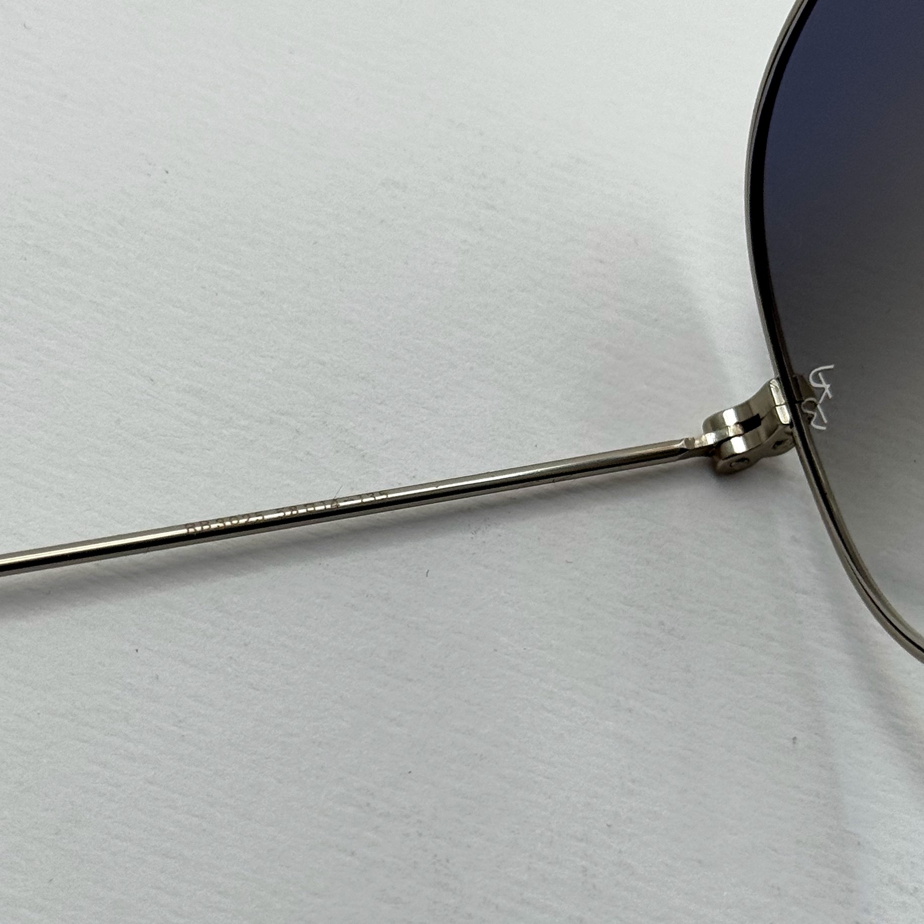 عینک ریبن خلبانی شیشه سنگ آبی هایلایت فریم نقره ای به همراه پک کامل ریبن Rayban RB 3025 (ارسال رایگان)