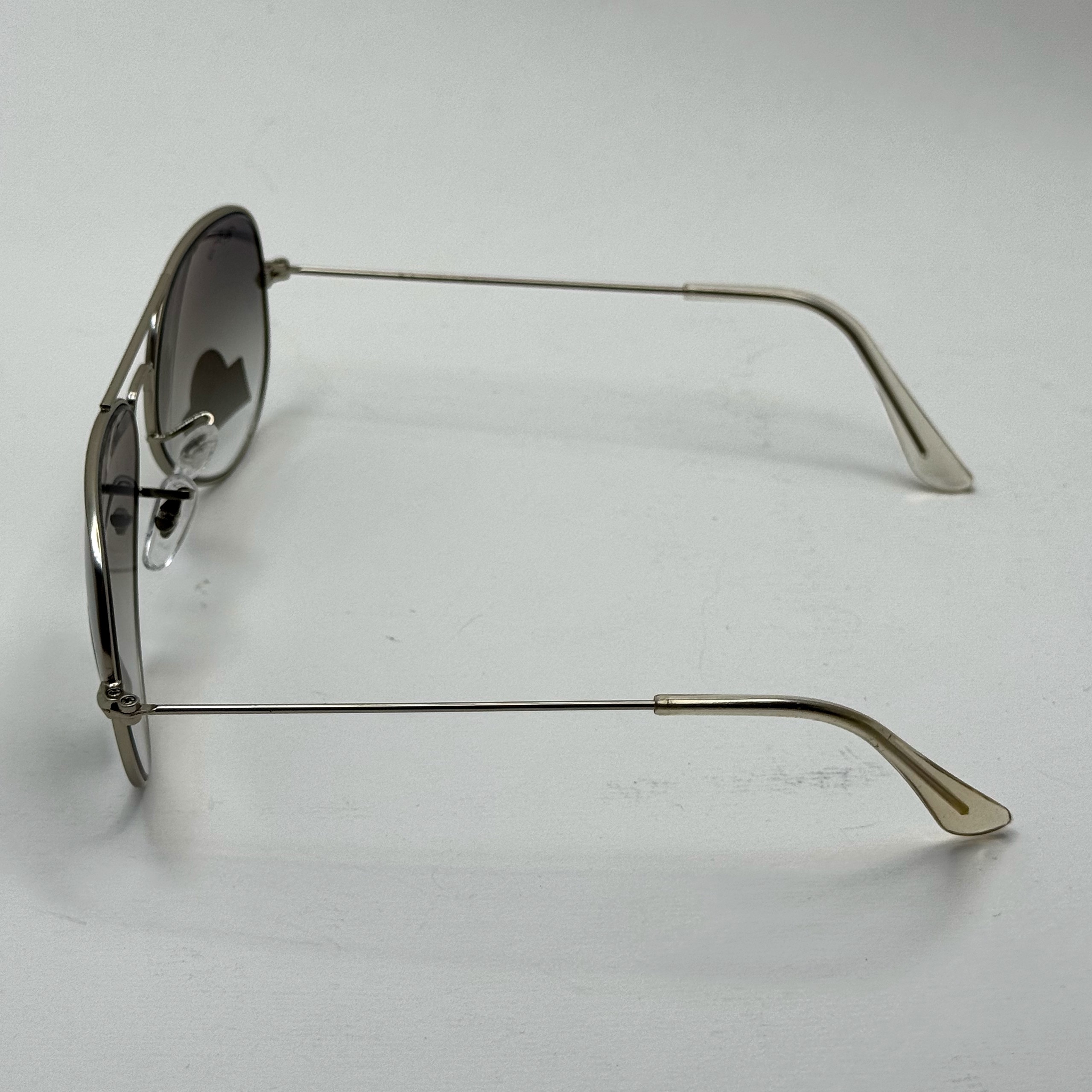 عینک ریبن خلبانی شیشه سنگ آبی هایلایت فریم نقره ای به همراه پک کامل ریبن کد Rayban RB 3025 (ارسال رایگان)