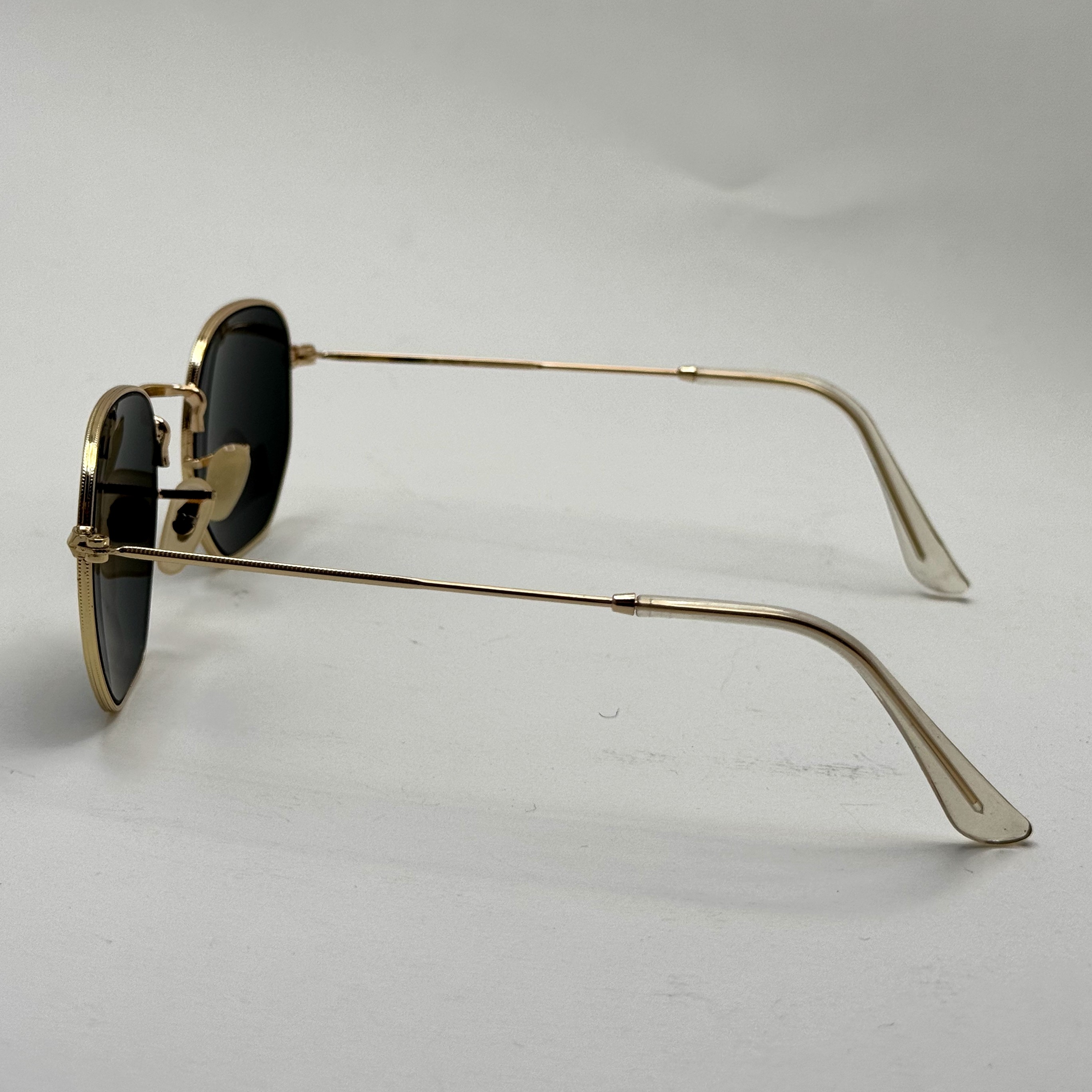 عینک ریبن هگزونال شیشه سنگ مشکی فریم طلایی به همراه پک کامل ریبن کد Rayban RB 3548 (ارسال رایگان)