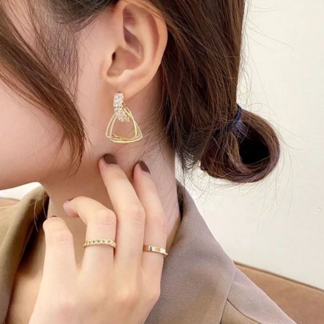 گوشواره ترند طرح مثلث طلایی